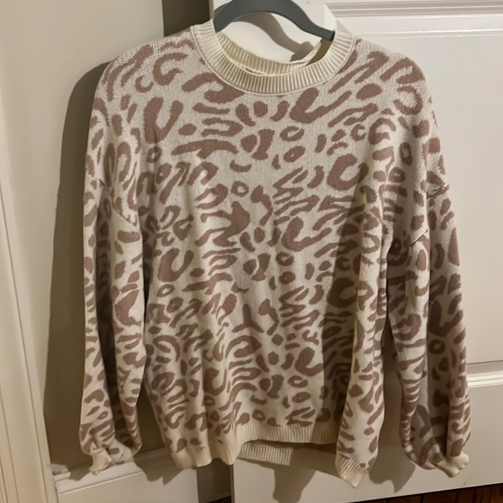 Tan/ light brown cheetah print oversized bubble sleeve sweater!